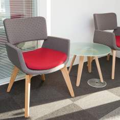 Connection Korus Sesselgruppe in einer Loungezone mit Rundtisch