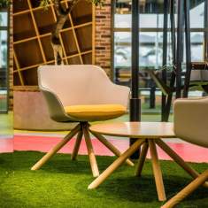 Connection Rollie Loungesessel mit Beistelltisch im Aufenthaltsbereich