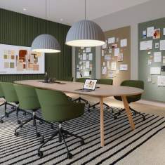Connection Rollie Besprechungsstühle an einem Konferenztisch im Kreativraum
