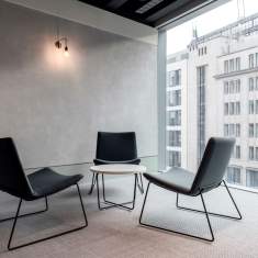 Connection Swoosh Loungesessel mit Beistelltisch in einer Sitzzone am Fenster