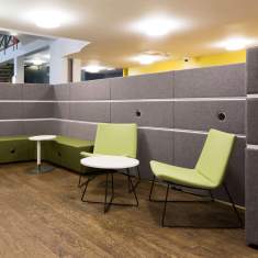 Connection Swoosh Loungesessel in einer abgeschirmten Loungezone