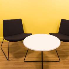 Connection Swoosh Loungesessel als Sitzgruppe im Wartebereich