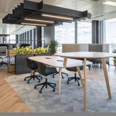 Connection Co.Table Arbeitstisch im Einsatz in einer offenen Projektfläche