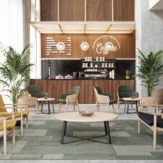Connection Aviary Couchtisch in einer Lounge mit Sesseln und Sitzgruppen