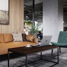 Connection Forge Couchtisch vor einer Loungegarnitur im Arbeitscafé