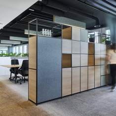 Hüba CATENA Regalsystem mit Akustikpaneelen als Arbeitsplatzabgrenzung im Büro