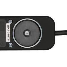 Unterseite der SWISS LINE Steckdosenleiste mit montiertem Magnetadapter