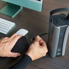 Sedus se:charge mobiler Akku beim Laden eines Laptops am Arbeitsplatz