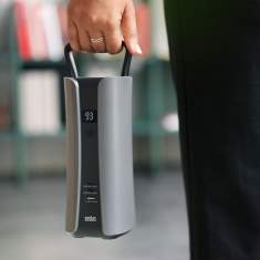 Sedus se:charge mobiler Akku beim Transport zwischen Arbeitsbereichen