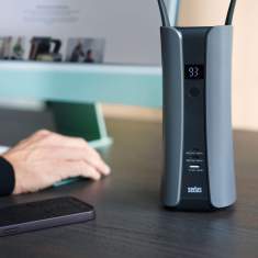 Sedus se:charge mobiler Akku auf dem Schreibtisch im Einsatz