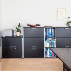 Embru eQ Sideboard mit Schubladen und offenen Fächern im Büro