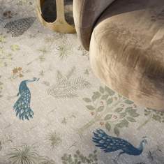 Object Carpet Peacock Teppichboden in einer Lounge mit Pfauen- und Pflanzenmotiven