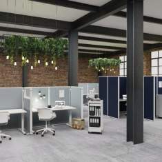mauser Büro- und Objektmöbel conexius.w Akustik-Stellwandsystem zur Zonierung eines Coworking-Bereichs im Industrieloft