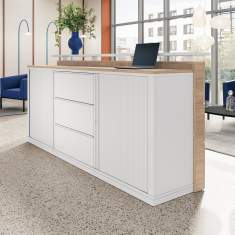 FM Büromöbel Endless Querrollladenschrank als Stauraumlösung im Empfangsbereich