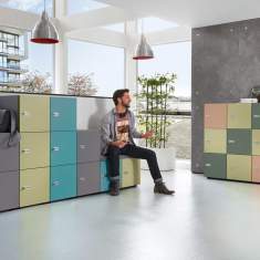 FM Büromöbel Clear Lockerschränke als farbenfrohe Schließfachlösung im modernen Büro