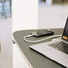 Bachmann OCHNO USB-C Anschluss am Konferenztisch mit angeschlossenem Laptop
