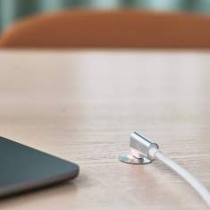 USB-C Anschluss von Bachmann OCHNO am Konferenztisch