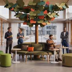 König + Neurath BLOOM.TREE Akustikelement über einer Sitzgruppe in einer offenen Loungezone