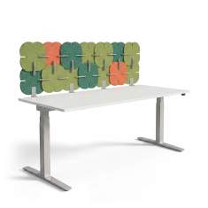 Tischpaneel König + Neurath BLOOM.DESK mit organischen PET-Blütenelementen als Abschirmung am Schreibtisch