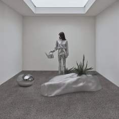 Object Carpet HELIX Hochflor-Teppichboden in einer minimalistisch gestalteten Rauminszenierung mit Pflanzen und skulpturalen Objekten