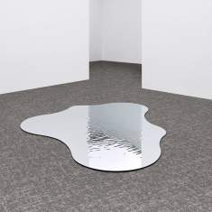 Object Carpet MATRIX Teppichboden in einer reduzierten Rauminszenierung mit spiegelnder Bodeninstallation