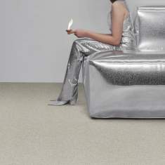 Object Carpet PARADOX Teppichboden in einer reduzierten Rauminszenierung mit silberner Sitzlandschaft