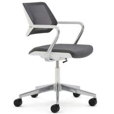 Konferenzstuhl Steelcase QiVi für flexible Sitzpositionen im Besprechungsraum