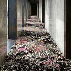 Object Carpet Maps Teppichboden in einem langen Flurbereich mit detailreichem Stadtplan-Muster
