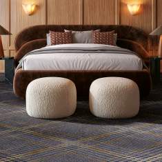 Object Carpet Pepita Teppichboden mit klassischem Karomuster in einem elegant eingerichteten Schlafzimmer