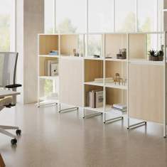 Bene Metal Rack Regalsystem als offene Raumgliederung zwischen mehreren Arbeitsplätzen im Büro