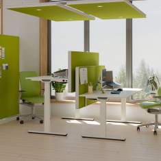 Palmberg BELT Deckenabsorber über höhenverstellbaren Arbeitsplätzen in einem modernen Büro mit Akustiktrennwänden