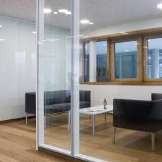 Goldbach Kirchner T65 Akustik-Trennwand mit Zweischeiben-Verglasung zur Abtrennung eines Loungebereichs