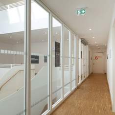 Goldbach Kirchner T46 EI30 Akustik-Trennwand mit Einscheiben-Brandschutzverglasung entlang eines Flurbereichs