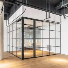 Goldbach Kirchner T50 Loft Ganzglaswand mit schwarzen Profilen als transparenter Raum-in-Raum-Besprechungsbereich