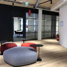 Goldbach Kirchner T50 Loft Ganzglaswand mit Sprossenoptik in einer modernen Büro- und Loungeumgebung