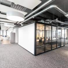Goldbach Kirchner GK SPACES Raum-in-Raum-System mit verglastem Besprechungsraum in einer offenen Büroumgebung