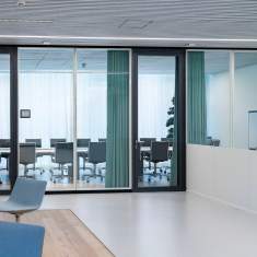 Goldbach Kirchner Rohrrahmentür mit Aluminiumrahmen und Glasfüllung als Zugang zu einem verglasten Besprechungsraum