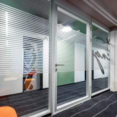Goldbach Kirchner flächenbündige Glastür mit Structural-Glazing-Verglasung und Sichtschutzstreifen