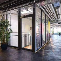 Goldbach Kirchner Brandschutztür mit Glasfüllung in einer verglasten Trennwand im Open-Space-Bereich