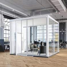 Goldbach Kirchner Ganzglas-Schallschutz-Schiebetür in einer transparenten Raum-in-Raum-Lösung im Open Space
