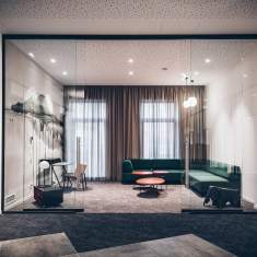 Goldbach Kirchner Schiebetürsystem aus Glas als transparente Abtrennung eines Lounge- und Besprechungsbereichs