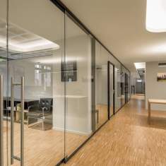 Goldbach Kirchner Glasschiebetüren entlang transparenter Büro- und Besprechungsräume