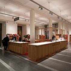 ERCO Hi-trac Stromschienen mit Uplights im Einsatz zur Beleuchtung eines Informations- und Bibliotheksbereichs