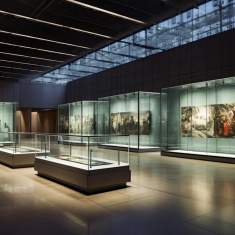 ERCO Axis Lichtsystem im Einsatz zur differenzierten Beleuchtung von Vitrinen und Kunstwerken in einem Museum