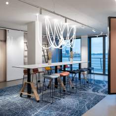 Westermann Products motu A Plus Projekttisch als hoher Gruppentisch mit Barhockern in einem offenen Arbeitsbereich