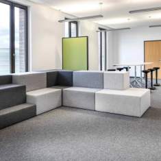 mauser tribune Sitzelemente in abgestufter Anordnung als flexible Loungezone in einem offenen Arbeitsraum