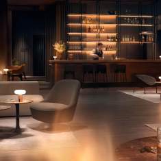 Belux Oto Portable Akkuleuchte als stimmungsvolle Tischbeleuchtung in einer Hotel-Lounge