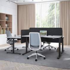 Steelcase Possilio® Steh-Sitz-Tische als Gruppenarbeitsplätze mit hohen Sichtschutzpaneelen im Büro