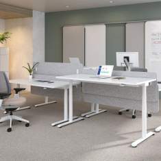 Steelcase Possilio® Steh-Sitz-Tische als Arbeitsplätze in einem offenen Büro mit Sichtschutz
