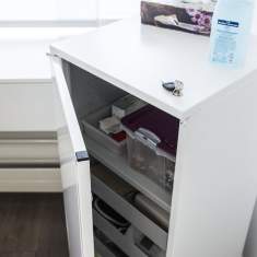 Embru eQ Caddy – geöffnete Innenansicht mit Schubladen und Ablageflächen für Arbeitsmittel